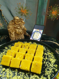 કેસર કોકોનટ બરફી (Kesar Coconut Barfi Recipe In Gujarati) રેસીપી મુખ્ય ફોટો