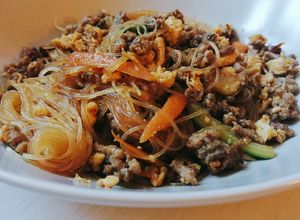 Foto di Spaghetti di soia orientali con maiale e verdure🍜