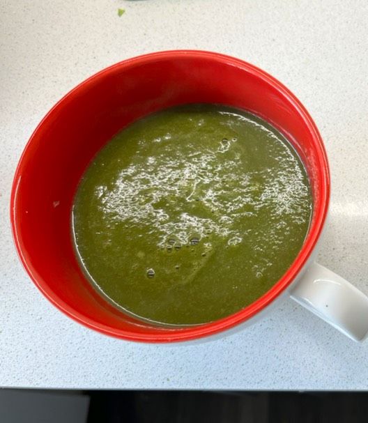 Una foto de Un punch de hierro: sopa crema de espinaca y lentejas en sopera eléctrica