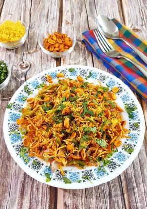 A picture of Crispy Noodles Chaat.