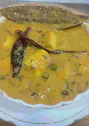 A picture of Paneer green peas masala curry.