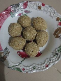 ઇમ્યુનિટી બુસ્ટર લાડુ (Immunity Booster Ladoo Recipe In Gujarati) રેસીપી મુખ્ય ફોટો