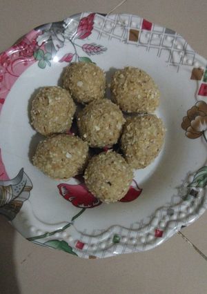 ઇમ્યુનિટી બુસ્ટર લાડુ (Immunity Booster Ladoo Recipe In Gujarati) રેસીપી મુખ્ય ફોટો