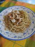 Spaghetti con camarones y pesto rojo