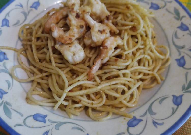 Spaghetti con camarones y pesto rojo