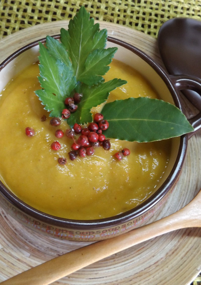 Una foto de Crema de judías y zanahoria al aroma de tomillo y pimienta rosa