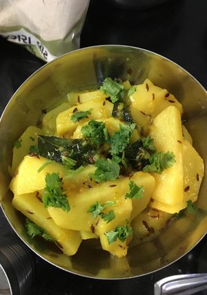 બટાકા ની સુકી ભાજી નું શાક (Bataka Suki Bhaji Shak Recipe In Gujarati) રેસીપી મુખ્ય ફોટો
