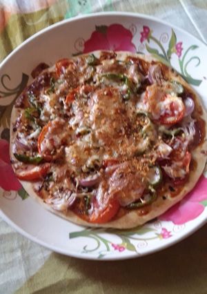 बेज चीज़ पिज़्ज़ा (veg cheese pizza recipe in Hindi) रेसिपी मुख्य फोटो