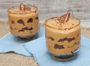 Una foto de 🍫Chocotorta en vasito 🍫Receta rápida, fácil y rendidora