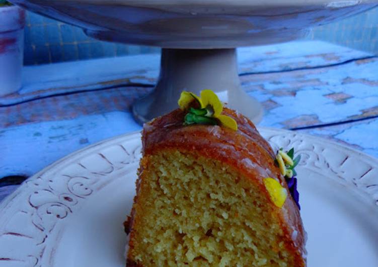 Bolo de requeijão com cobertura de glacée flores comestíveis