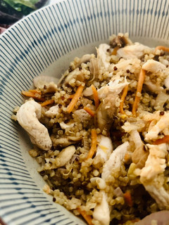 Una foto de Quinoa con verduras y pollo en wok 🍲