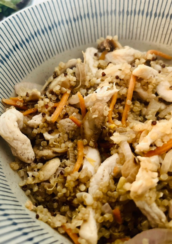 Una foto de Quinoa con verduras y pollo en wok 🍲