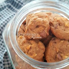 A picture of Malaysian Chocolate chips and almond nips cookies.