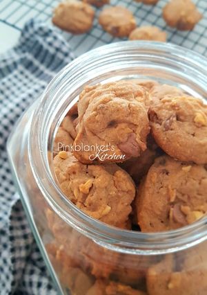 A picture of Malaysian Chocolate chips and almond nips cookies.