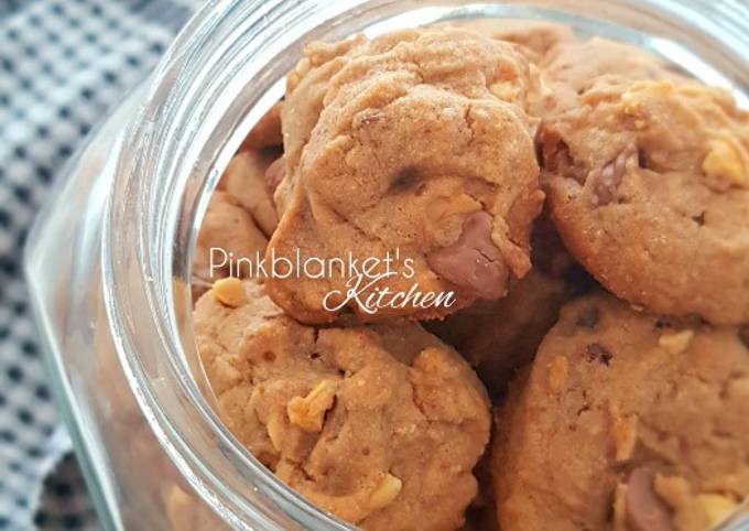 Malaysian Chocolate Chips And Almond Nips Cookies Recipe By Pinkblanket