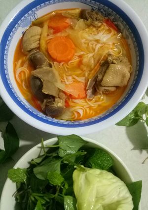 Hình của món Mì quảng vịt.