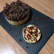 Timbal de rabo de toro y puré de patatas con crujiente de jamón