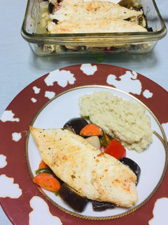 Una foto de Tilapia al horno con vegetales y Puré de Quinua o Quinoa!