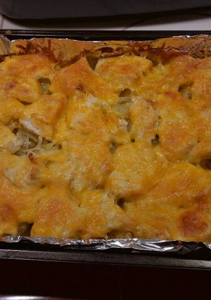 A picture of Куриная грудка запечённая в духовке с картофелем и луком.