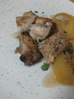 Una foto de 🍗 Pollo en trozos al horno con especias 🌿