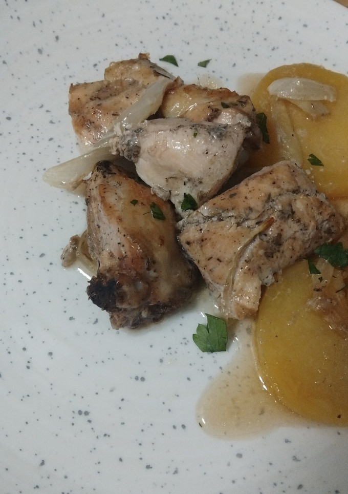 Una foto de 🍗 Pollo en trozos al horno con especias 🌿
