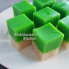 A picture of Seri Muka ~ Steamed Glutinous Rice and Custard layer.