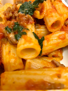 Una foto de Rigatoni a la bolognesa