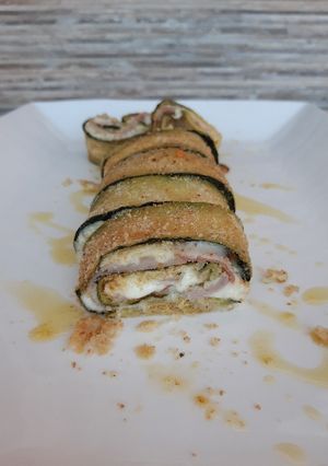 Foto di Rotolini di zucchine crudo e formaggio magro