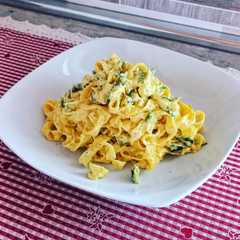 Foto di Tagliatelle alla panna con zafferano, zucchine e pepe