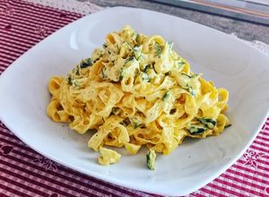 Foto di Tagliatelle alla panna con zafferano, zucchine e pepe