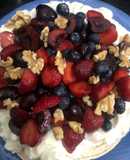 Postre helado de merengue, helado y frutos rojos