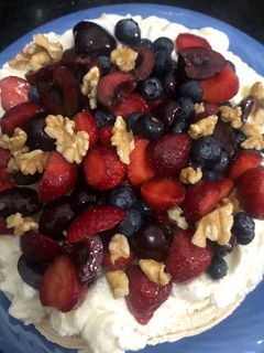 Una foto de Postre helado de merengue, helado y frutos rojos