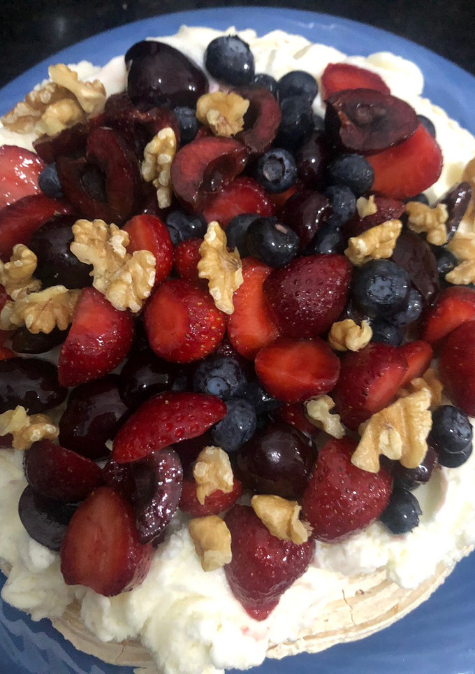 Una foto de Postre helado de merengue, helado y frutos rojos