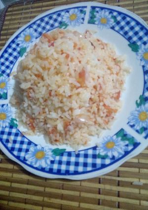 Una foto de Arroz entomatado con cebolla