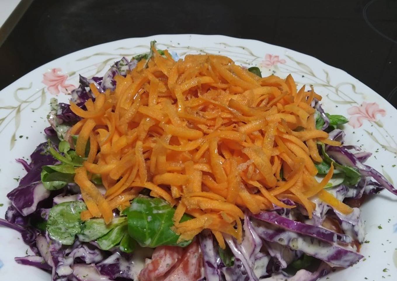 Ensalada de lombarda zanahoria y canónigos con salsa César 😋