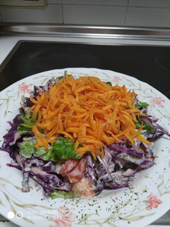 Una foto de Ensalada de lombarda zanahoria y canónigos con salsa César 😋