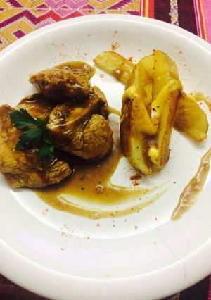 Una foto de Pollo reposado en amapolas, miel y mostaza con papas cuña