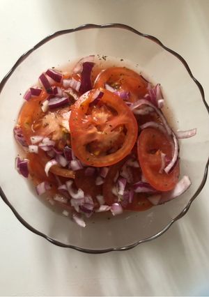 Paradicsom saláta lilahagymával recept fotója