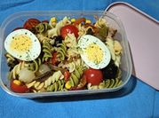 Una foto de pasta de colores atun