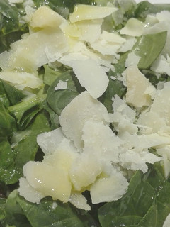 Una foto de Ensalada de espicanas con parmesano