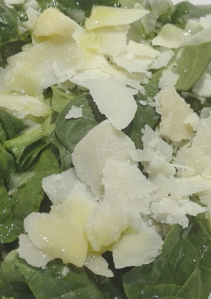 Una foto de Ensalada de espicanas con parmesano