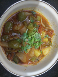 सिमला मिरची रस्सा भाजी (shimla mirchi rassa bhaji recipe in marathi) रेसिपी चे मुख्य फोटो