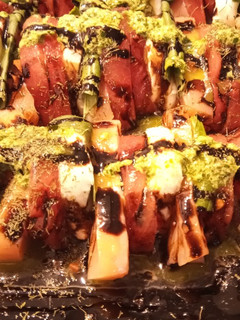 Una foto de Ensalada de Tomate, Albahaca, Mozzarella y Salmón Ahumado