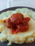 Puré de papa con albóndigas y ensalada de pepino