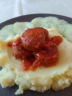 Una foto de Puré de papa con albóndigas y ensalada de pepino