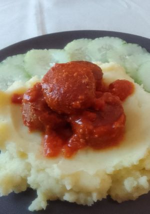 Una foto de Puré de papa con albóndigas y ensalada de pepino
