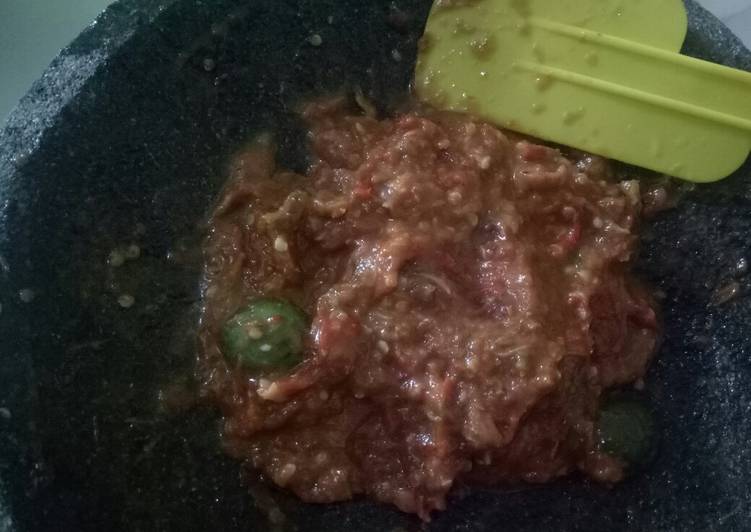 Langkah Mudah untuk Menyiapkan Sambel tomat jeruk limo, Bisa Manjain Lidah