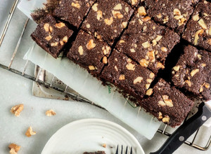 A picture of Eggless walnut brownie.