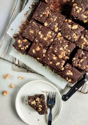A picture of Eggless walnut brownie.