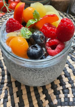 Une photo de 🍯Sweet bowl chia 🥣fruits de saison 🍑🍒